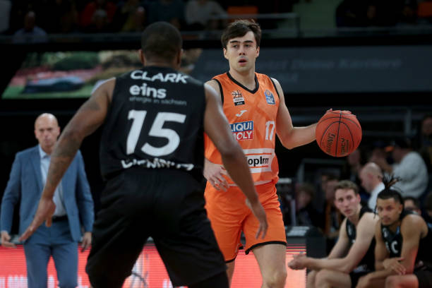 更是两队足 更是两队足